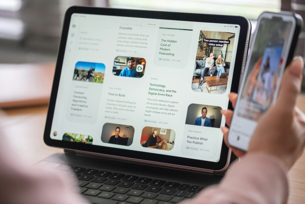 Equipa a trabalhar na presença digital de uma empresa