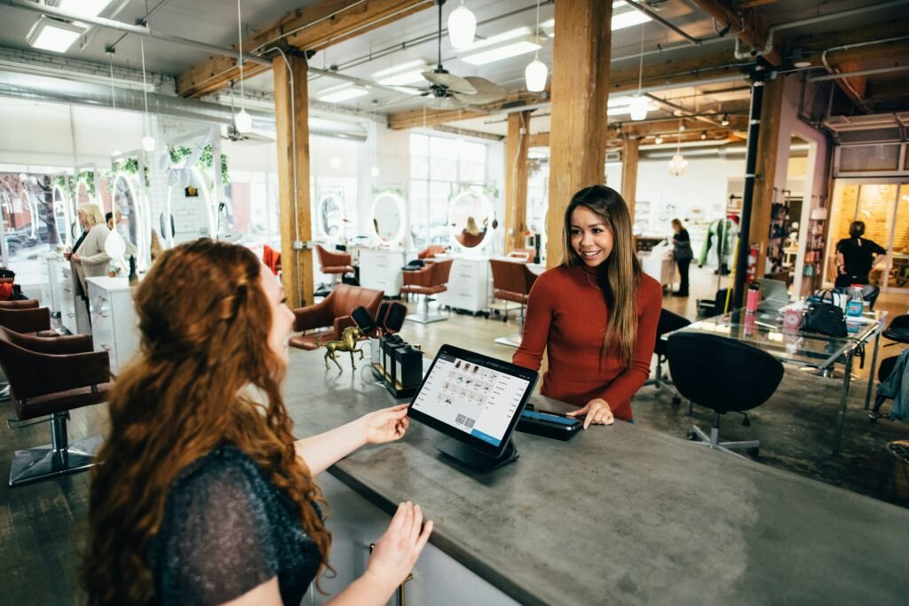 Profissional de marketing digital a reunir com um cliente para discutir estratégias de visibilidade no Google e crescimento online.