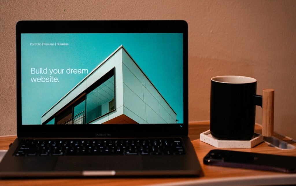 Computador com um website profissional apresentado no ecrã