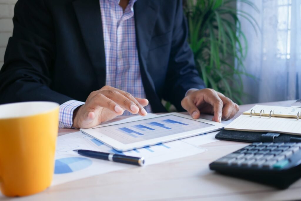 Empresário a analisar website e redes sociais para decidir onde investir na presença digital da empresa